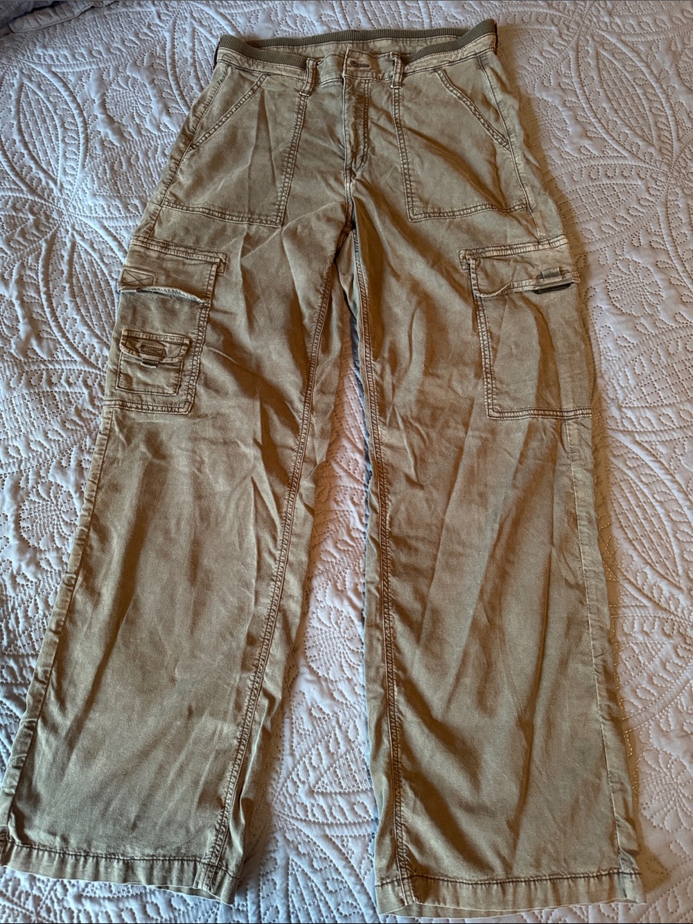 American Eagle Outfitters Women's Cargo Pants in washed gray